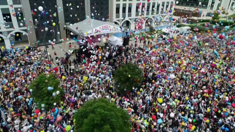 Thousands of people celebrate toddler’s cancer recovery in Istanbul | Newsfeed