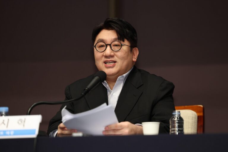 Report: HYBE Chair Bang Si-Hyuk Faces Travel Ban as Investigation into IPO Continues
