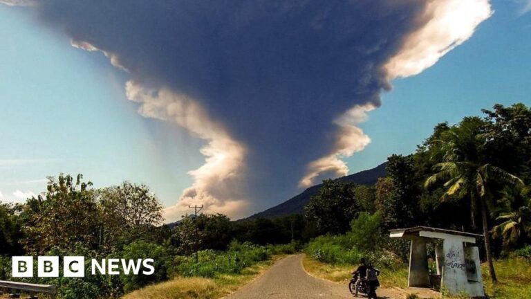 Volcano Mount Lewotobi Laki-laki in Indonesia erupts again, releasing a massive ash cloud
