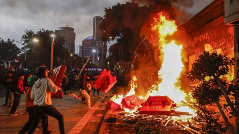 Protesters blamed for fire that killed three at Indonesian government building | Protests News