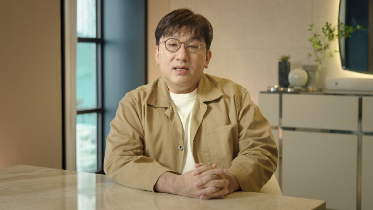 HYBE Chairman Bang Si-hyuk informs employees that he will be returning to Seoul to address IPO fraud investigation