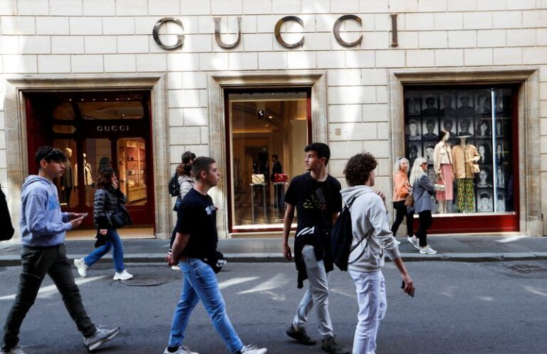 Consumer sentiment in Italy deteriorates beyond expectations, while business morale remains stable