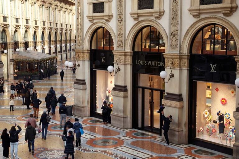 Business sentiment in Italy remains steady in September while consumer confidence increases