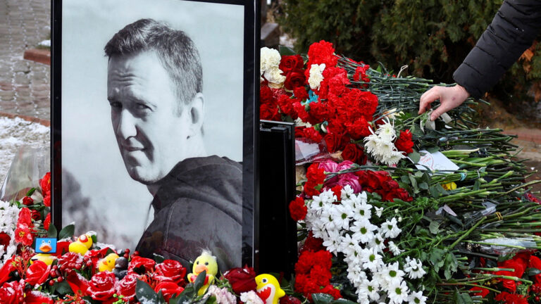 Alexey Navalny’s Widow Claims Lab Results Confirm Husband’s Poisoning by Vladimir Putin