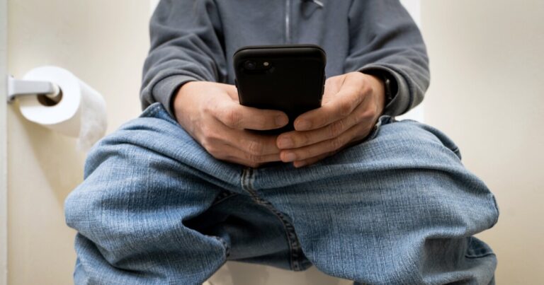 Using Smartphone on Toilet May Increase Hemorrhoid Risk