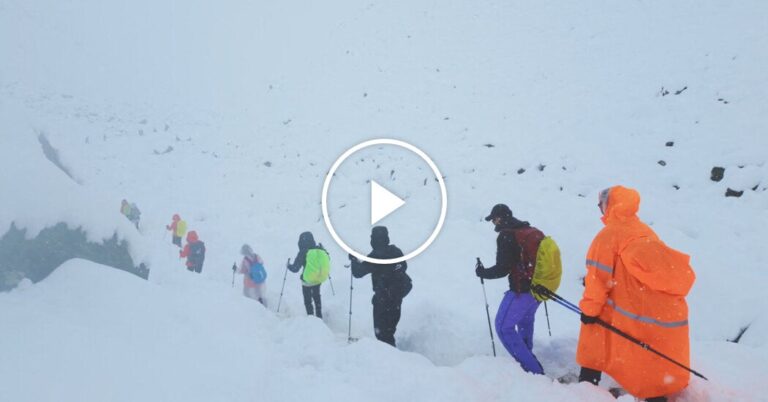 Hikers become stranded on Mount Everest