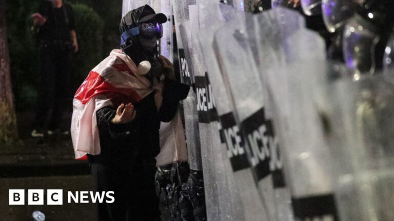Protesters make an attempt to breach presidential palace in defiance of government
