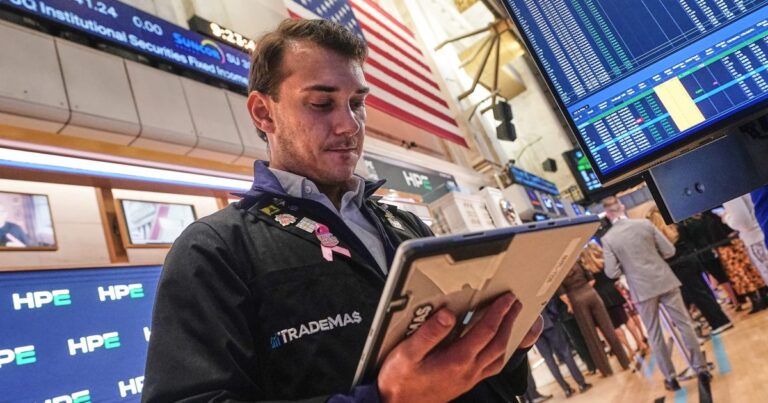 Traders concerned about economy as midsize bank earnings drag down U.S. stocks