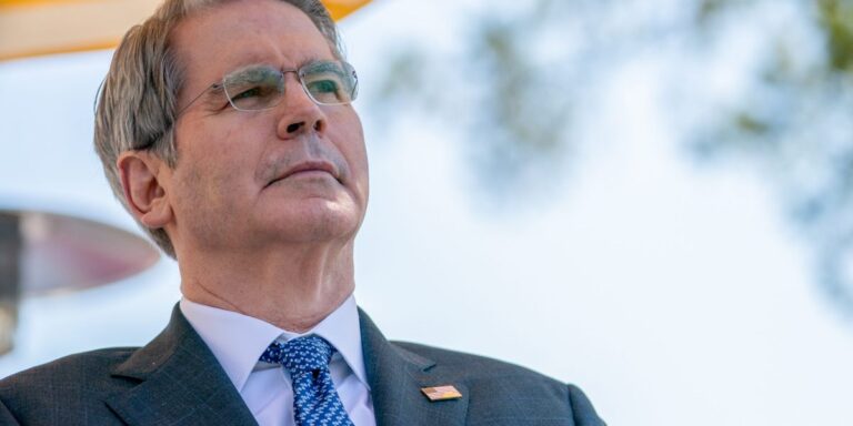 Bessent advises China to make significant purchases of U.S. soybeans and avoid imposing a 100% tariff