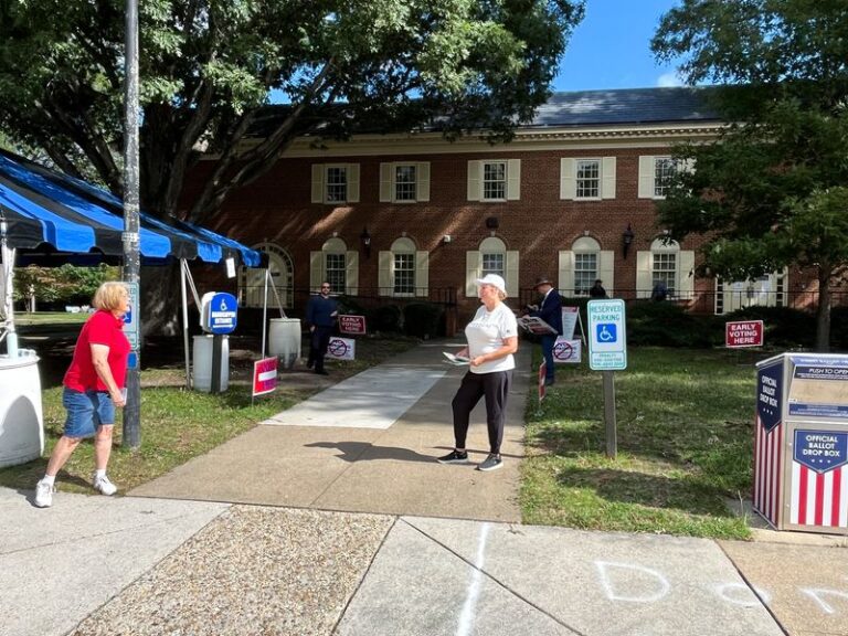 Democrats and Republicans face backlash as shutdown continues
