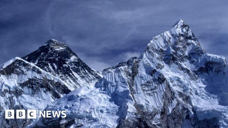 1000 people stranded by snowstorm on Mount Everest’s slopes