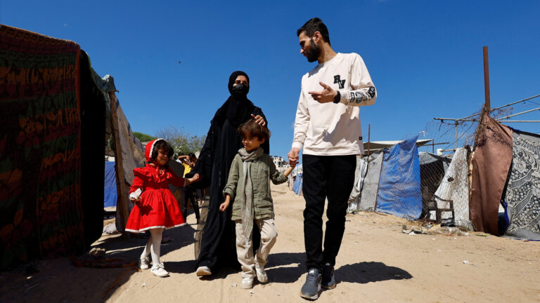 Palestinian prisoner reunites with family he was previously told had died | Newsfeed