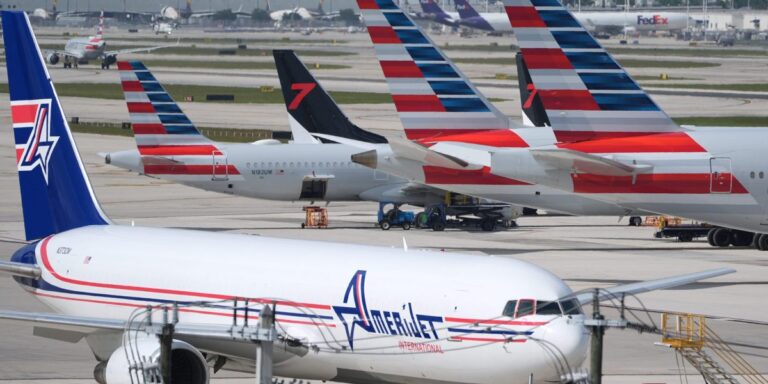 Trump calls for $10,000 bonuses for air traffic controllers who worked during shutdown and proposes pay cuts for those who didn’t during flight chaos