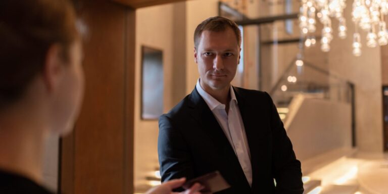 Ex-FBI Agent Reveals Secret Trick for Scoring Top Hotel Rooms: Show Love to the Front Desk Staff