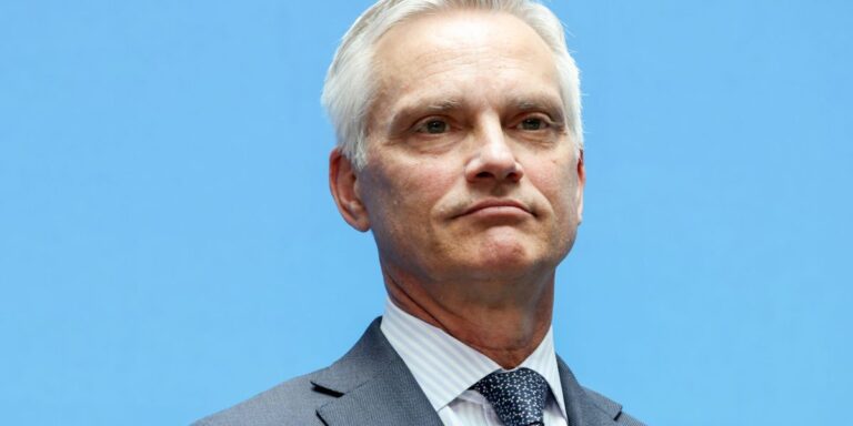 American Airlines CEO discusses how government shutdown is affecting holiday travel bookings: ‘People are avoiding the inconvenience’