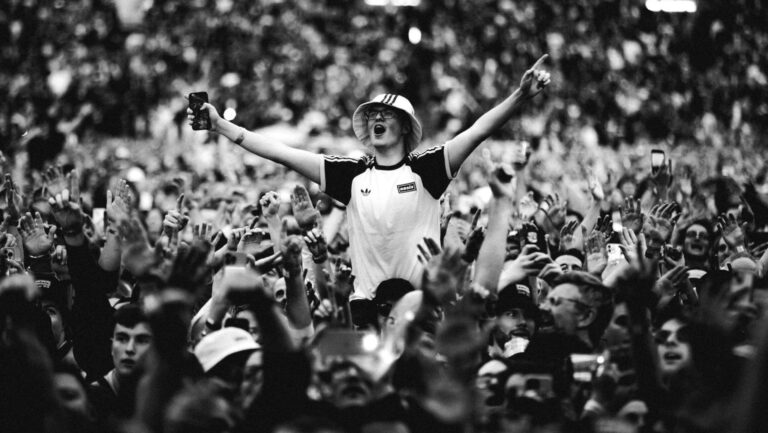 Oasis to launch temporary merchandise stores in London and Dublin following reunion tour