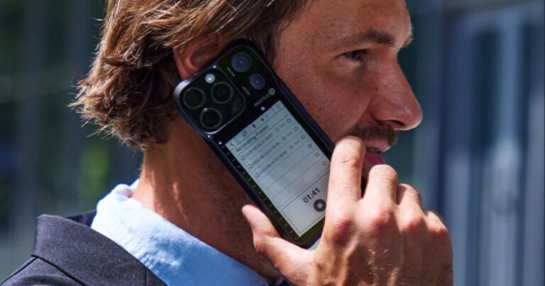 AI E Ink Case Provides Additional Display for Your iPhone