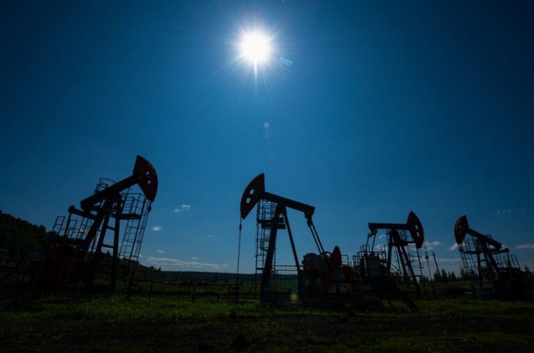 Market evaluates risks from Venezuela and Russia, oil remains stable