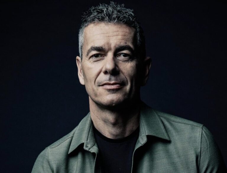 Warner Music Group’s CEO, Robert Kyncl, signs a new contract