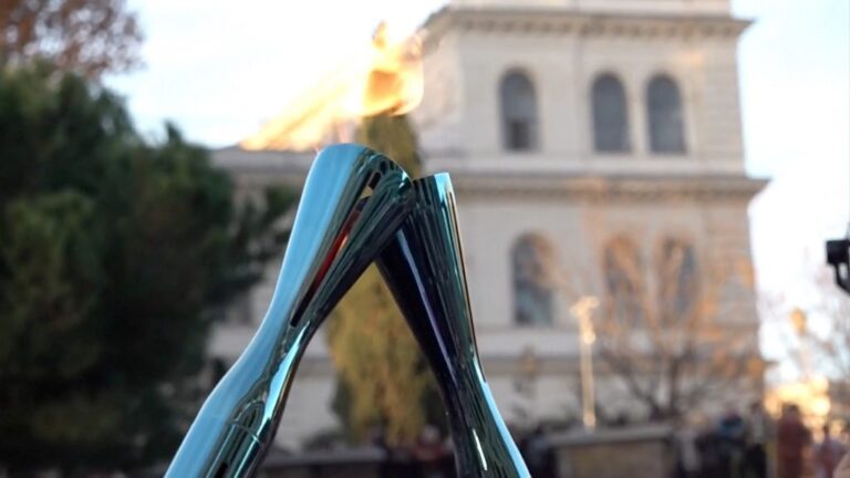 Rome welcomes the arrival of the Olympic flame before the Winter Games