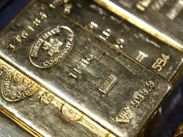 Gold prices soar above $5,500 as tensions rise in Iran and US dollar weakens | Business and Economy
