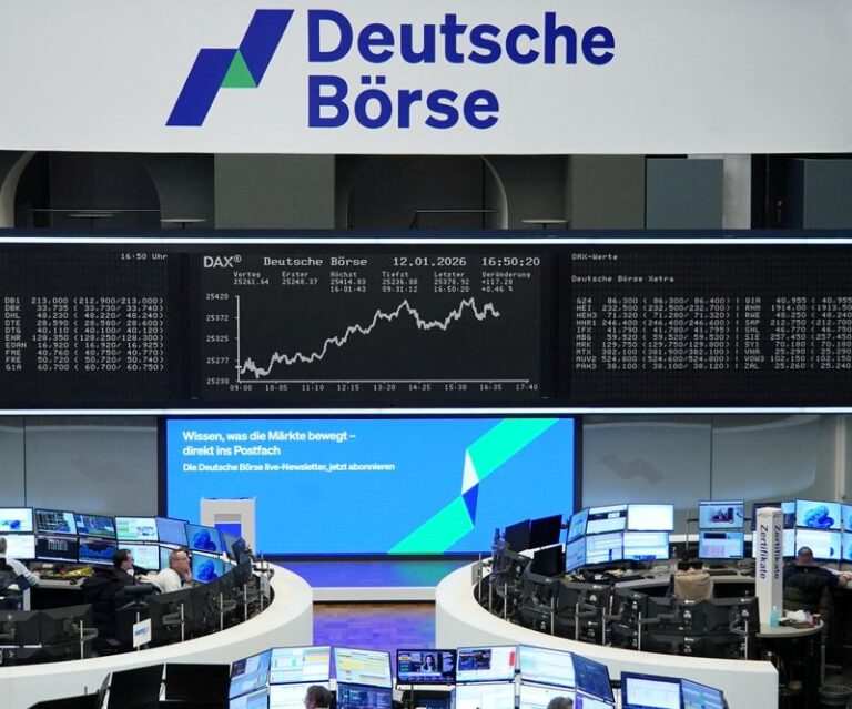 Yen’s Decline Boosts Nikkei to Record Highs in Morning Trading