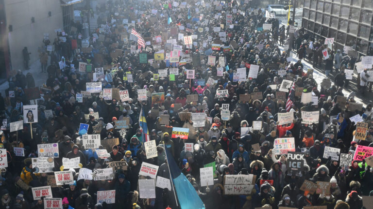 Video: Minneapolis holds Anti-ICE protest following the second death of a US citizen | Police