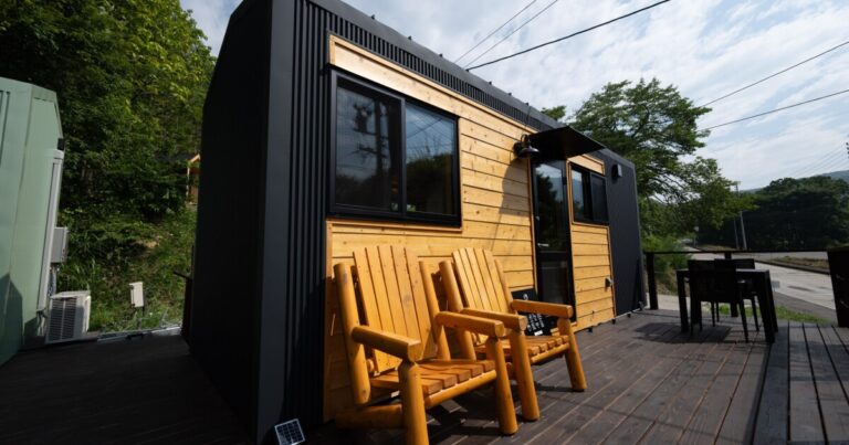 Japanese Mizuho’s Compact Tiny House Efficiently Fits Work and Living Spaces into Just 21 Feet